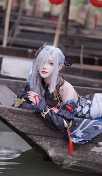 【Cosplay】大长腿申鹤姐姐，性感且风韵犹存，美白肩+瓜子脸，侧脸YYDS